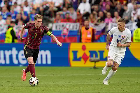 Kevin De Bruyne dribbles past Juraj Kucka